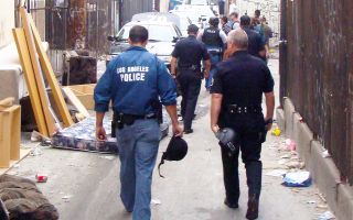 LAPD-in-alleyway-2